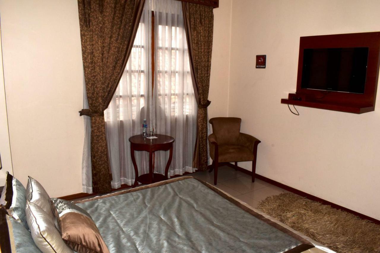Alejandrina Hotel Куенка Екстериор снимка