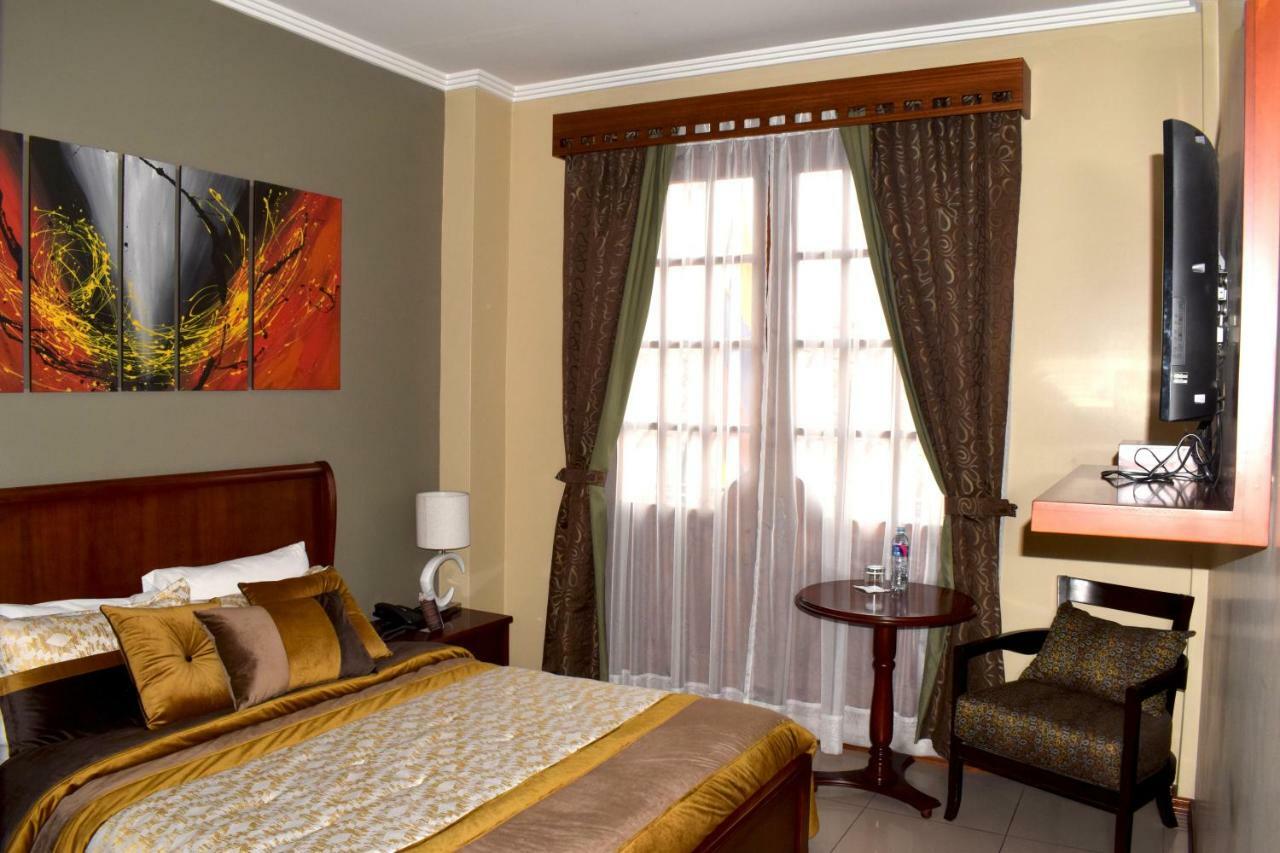 Alejandrina Hotel Куенка Екстериор снимка